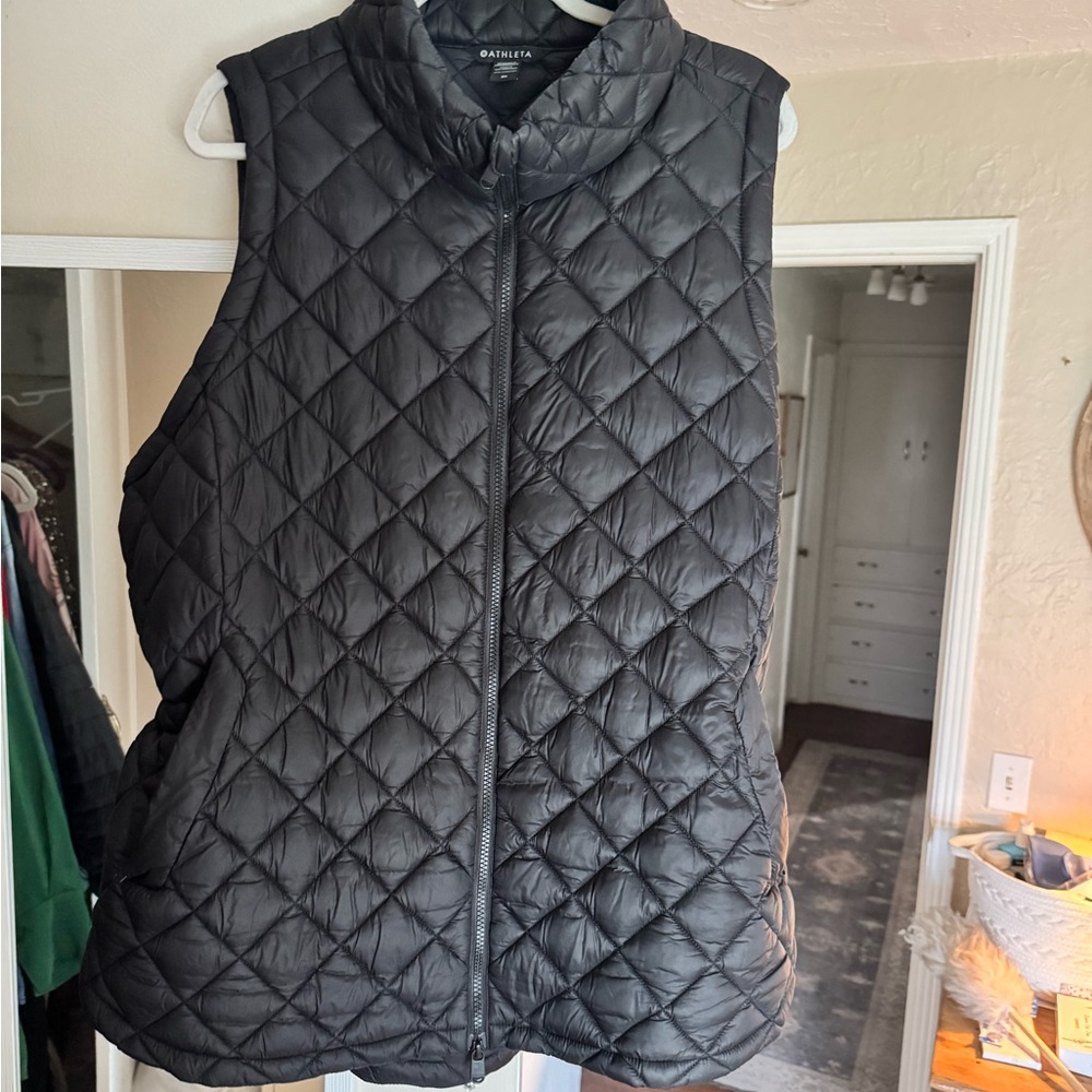 Featherweight vest by Athleta
(Like new) 3X